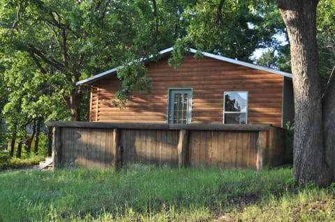 Catfish Cabin sits on 1/2 acre wooded lot less than 2 blocks from Lake Texoma