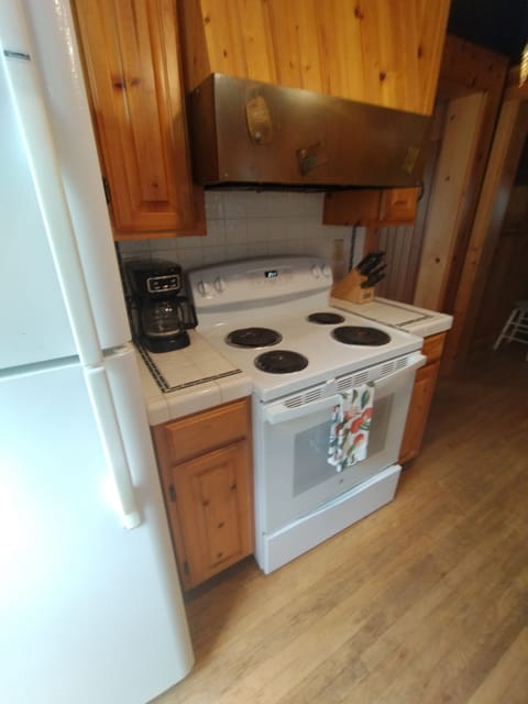 Fridge, oven, dishwasher, coffee/tea maker