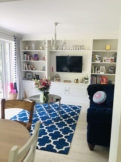 Tv room off kitchen / dinner