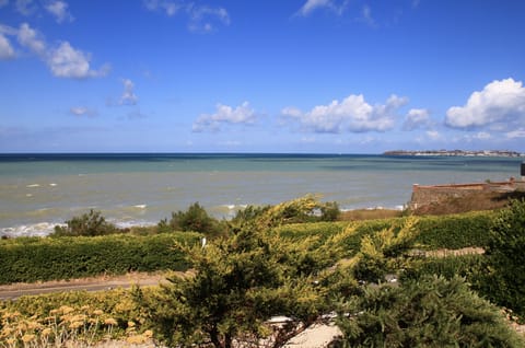 Normandy villa facing the sea with exceptional views