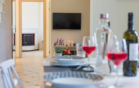 Direct access from the living room to the kitchen!