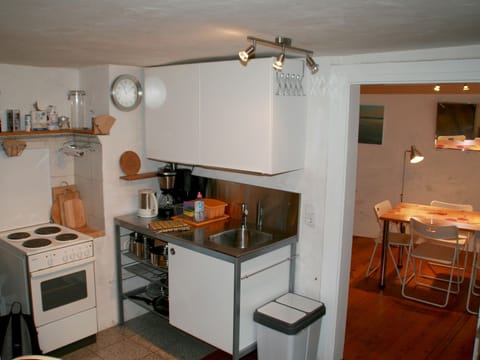 Fridge, oven, stovetop, coffee/tea maker