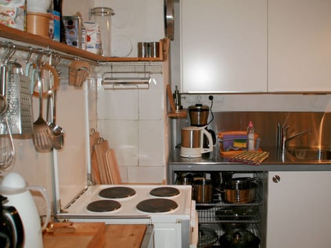 Fridge, oven, stovetop, coffee/tea maker