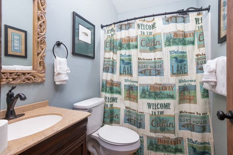 Combined shower/tub, hair dryer, towels