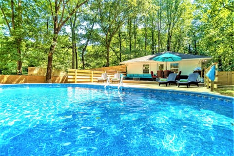 Pool ONLY open last weekend of Apr - Sep, HotTub open all year