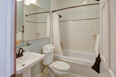 Combined shower/tub, jetted tub, hair dryer, towels