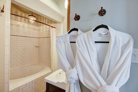 Combined shower/tub, jetted tub, hair dryer, towels