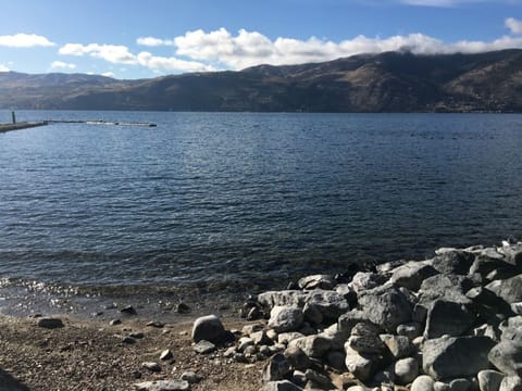 Beach nearby, sun loungers, beach towels