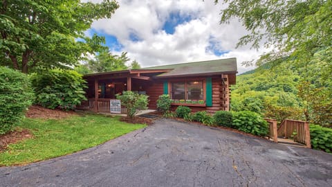 Don't be deceived, 3Bdr, 3 full bath 2100 sq ft, overlooking the Mountains!