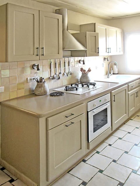 KITCHEN – Electric Oven, Gas Cooktop, Dishwasher, Refrigerator, & Breakfast Nook