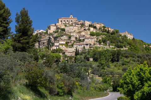 VISIT – Gordes only 12 km / 7.4 mi from the House