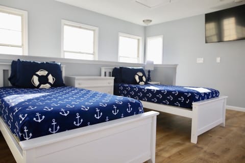 Open Loft Bedroom with 2 Twin Beds & a Roku TV