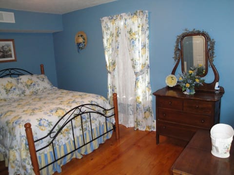 3 bedrooms, in-room safe, bed sheets