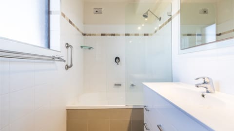 Combined shower/tub