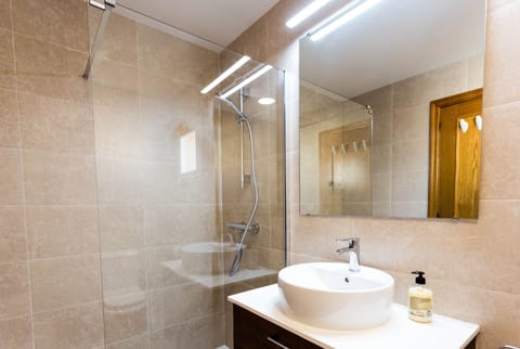 Combined shower/tub, hair dryer, towels