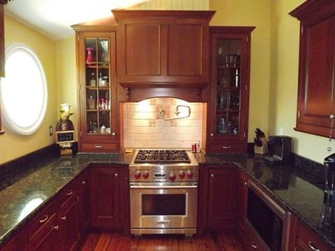 Microwave, oven, dishwasher, coffee/tea maker