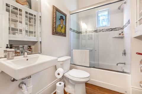 Combined shower/tub, hair dryer, bidet, towels