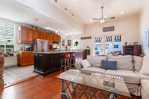 Private kitchen | Fridge, microwave, oven, stovetop