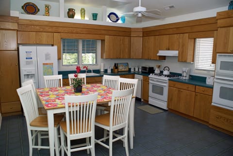 3rd floor very well equipped eat-in kitchen - table seats 8