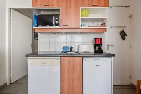 Fridge, microwave, dishwasher, coffee/tea maker