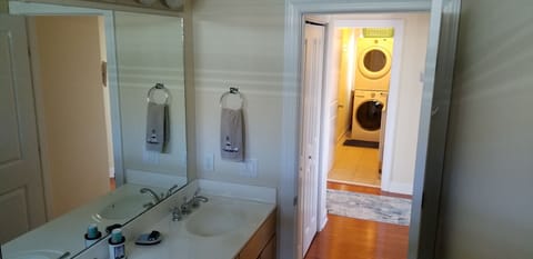 Combined shower/tub, jetted tub, hair dryer, towels