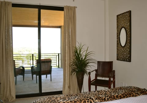'Safari Sophisticate' queen bedroom with private deck- Hilltop365