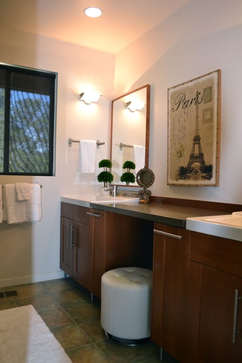 'French Glam' en-suite bathroom with shower - Hilltop365