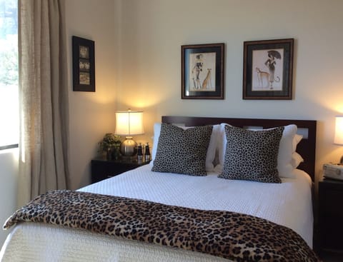 'Safari Sophisticate' queen bedroom with private deck - Hilltop365