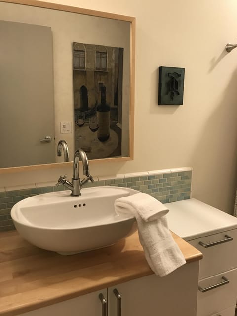 "Vino Vino" en-suite bathroom with shower