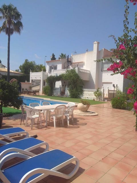 Back of the property: sea visible from pool