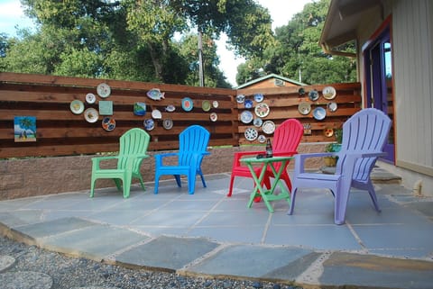 Plate wall~ Guests leave a plate w/name&visit date. Hint:Great thrift shops here