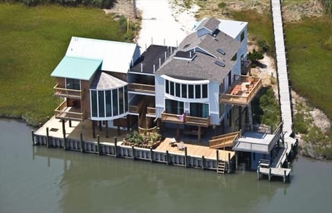 Main house on right, Guest house on left. A floating dock, water toys.. Wow!
