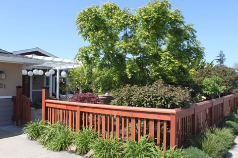 Entrance and front yard.