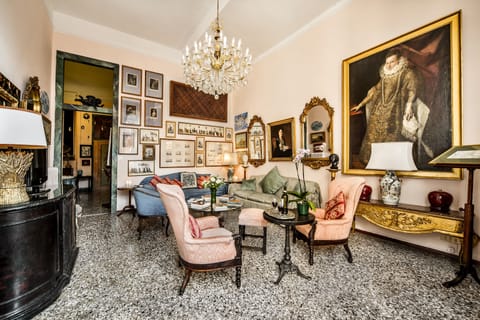Overview of the large and bright sitting room with Venitian floors