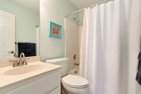 Combined shower/tub, jetted tub, hair dryer, towels