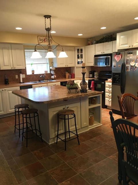 Private kitchen | Fridge, microwave, oven, stovetop