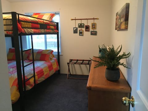 2nd bedroom (Queen bed on top and bottom)