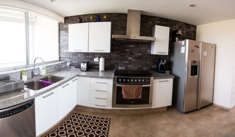 Fully equipped kitchen with filtered water and ice.