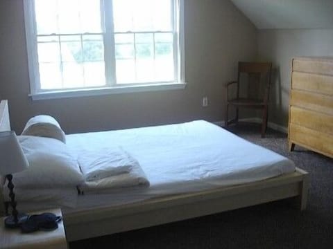 Bedroom with queen bed and white cotton linens