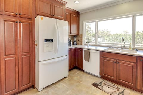 Fully equippedgourmet kitchen