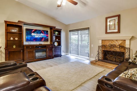 Relax! Gorgeous Great rm w/gas fireplace.Slider to outdoor bbq, patio w/f/p.
