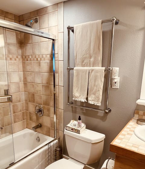 Combined shower/tub, jetted tub, hair dryer, towels