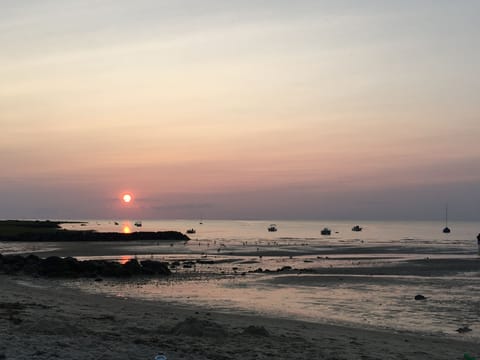 Beach nearby, sun loungers, beach towels