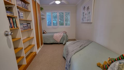 4 bedrooms, iron/ironing board, internet, bed sheets