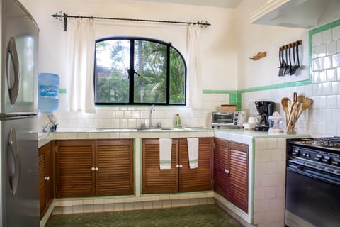 Kitchen w/ view to gardens.Fully equipped. Local markets & supers easy walk.
