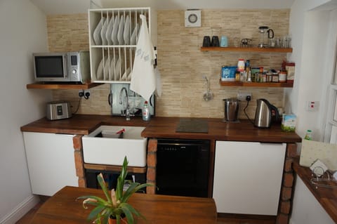 Kitchen, with dishwasher and washing machine