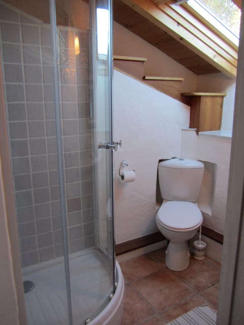 bathroom ensuite to double bedroom