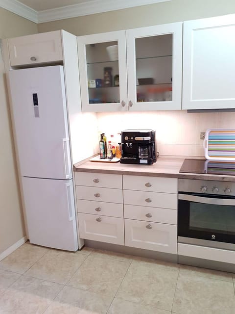 Fridge, oven, dishwasher, coffee/tea maker