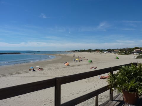 Beach nearby, sun loungers, beach towels