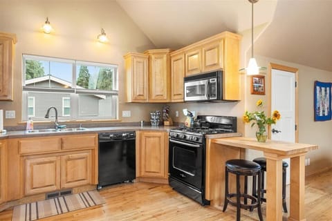 Private kitchen | Fridge, microwave, oven, stovetop